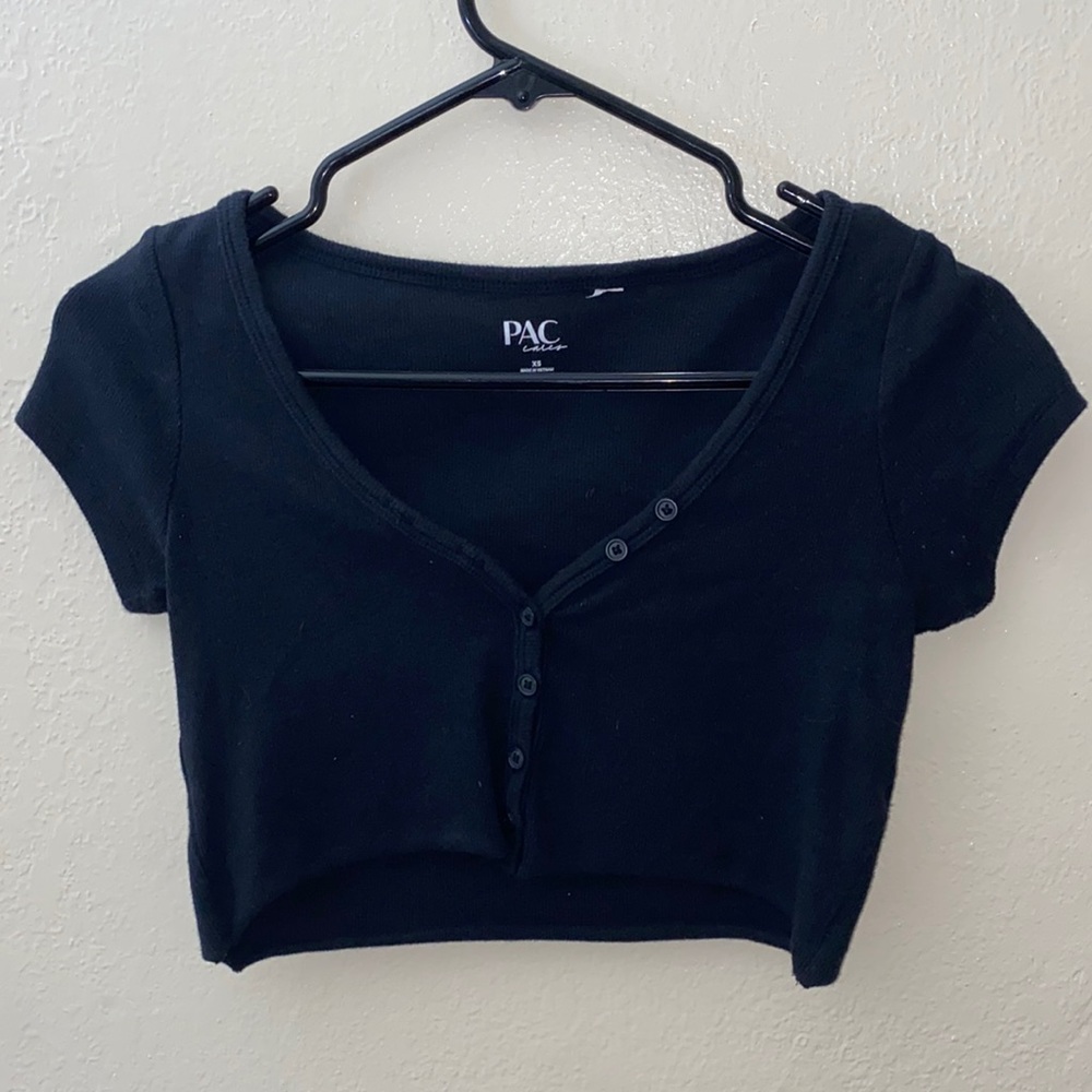 Black cropped tee